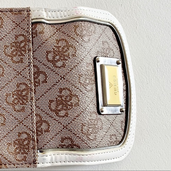 New! GUESS Vintage Skya Phone Wristlet - Picture 10 of 10